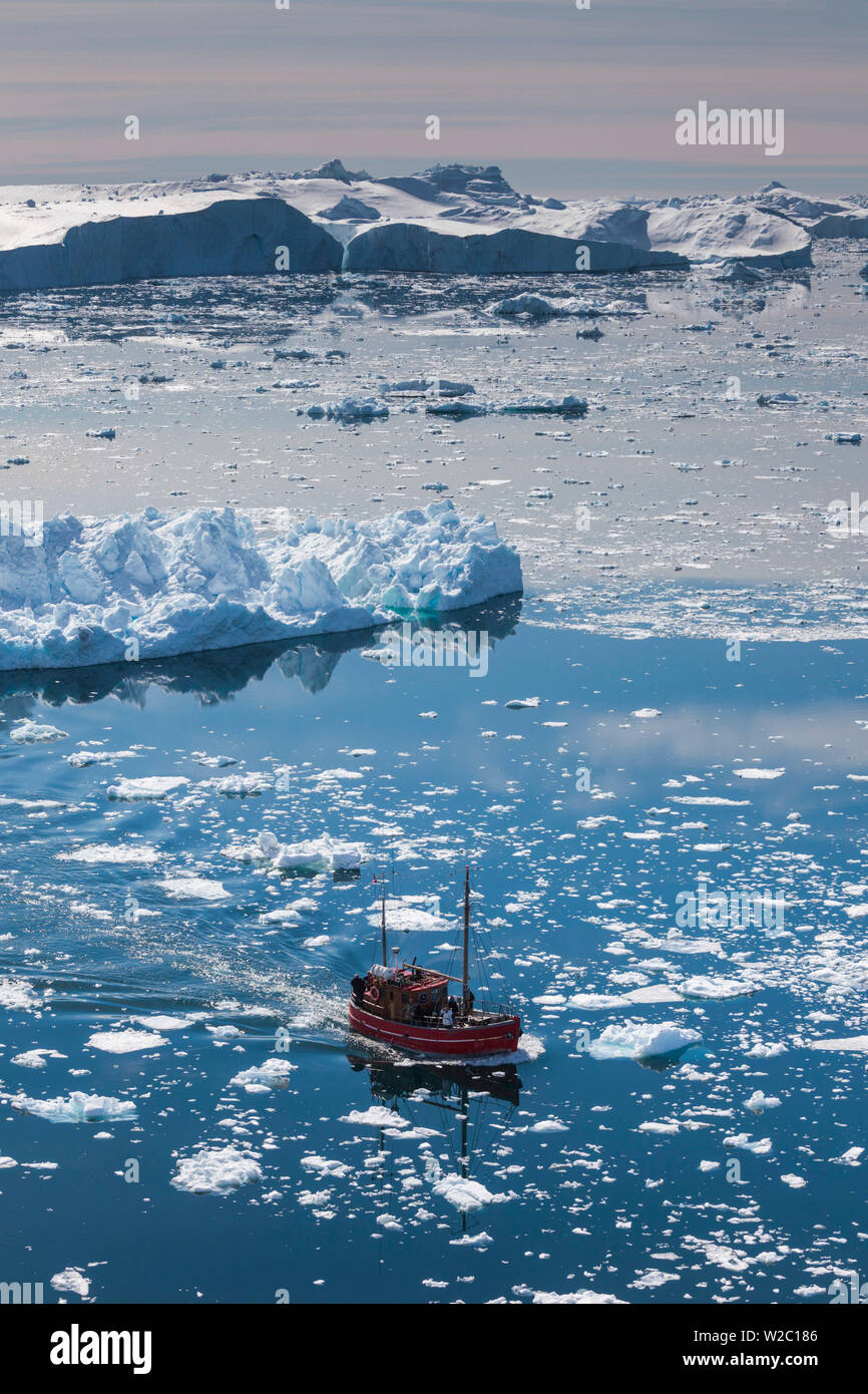 La Groenlandia, Disko Bay, Ilulissat, vista in elevazione del ghiaccio galleggiante e la pesca in barca Foto Stock