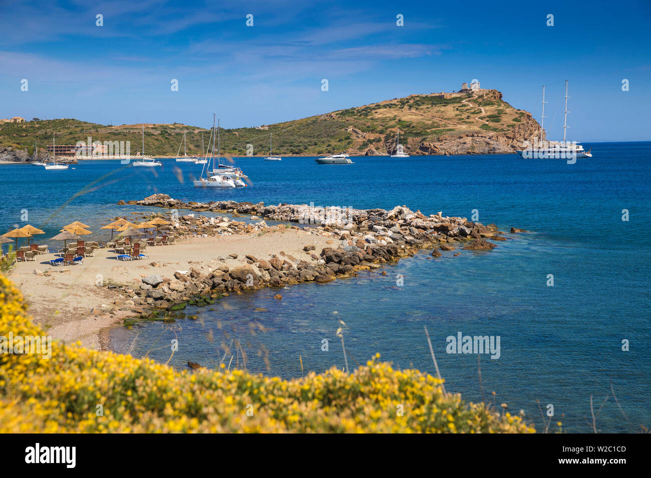La Grecia, Attica, Capo Sounion, Sounio bay e il Tempio di Poseidone Foto Stock