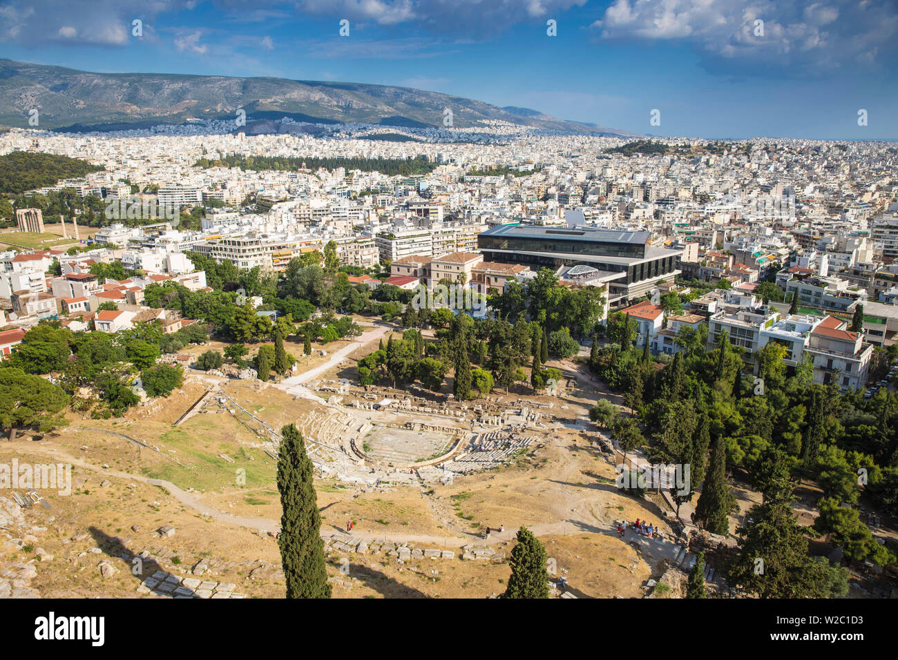 La Grecia, Attica, Atene, vista di Dioniso Theatre e il Nuovo Museo dell'Acropoli Foto Stock