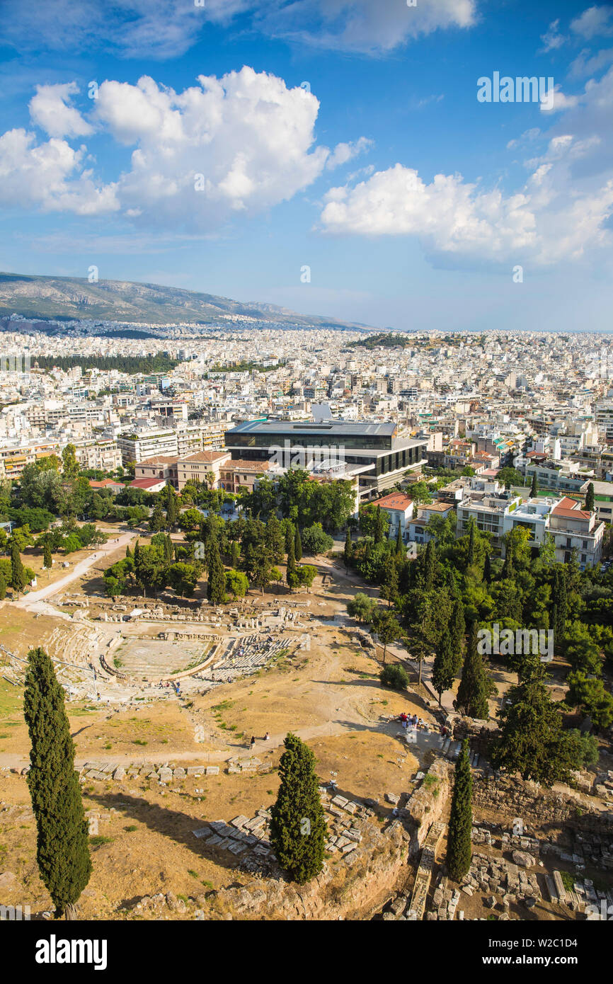 La Grecia, Attica, Atene, vista di Dioniso Theatre e il Nuovo Museo dell'Acropoli Foto Stock