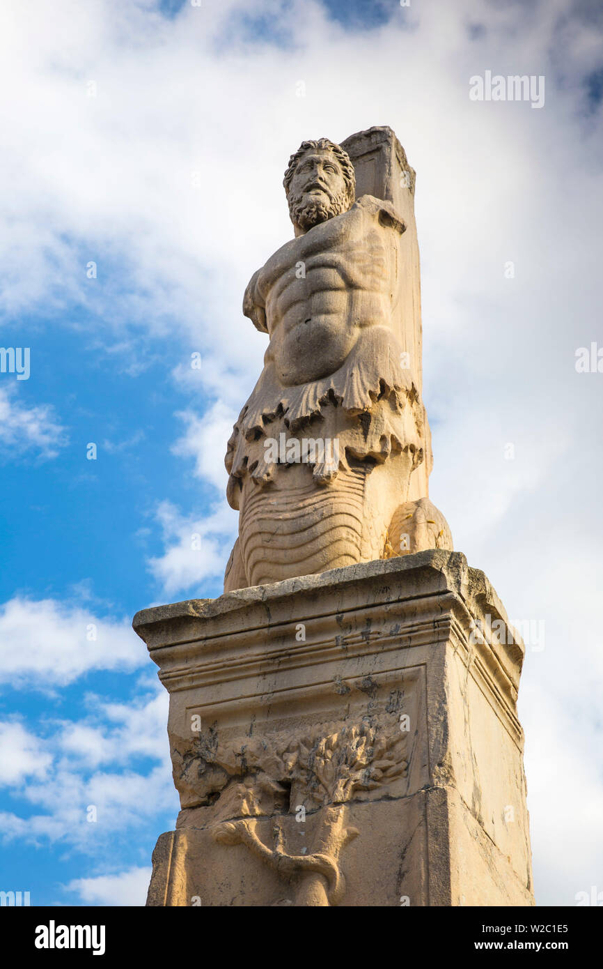 La Grecia, Attica, Atene, l'Agora, statue in piedi lungo la vecchia facciata dell'Odeon di Agrippa Foto Stock