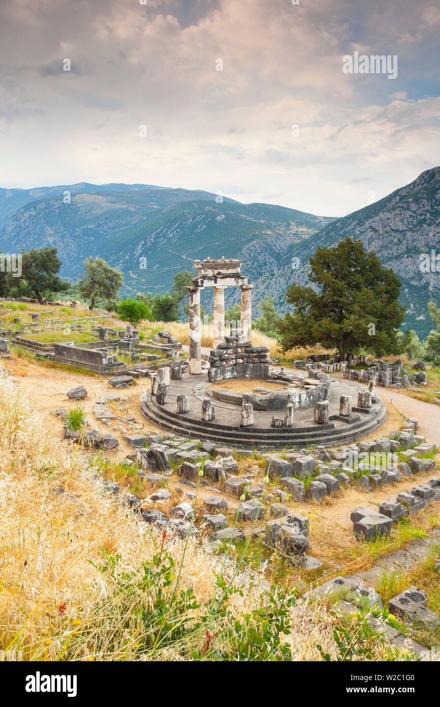 Grecia Grecia Centrale Regione, Delphi, antica Delphi, Santuario di Athena Pronea, struttura della Tholos Foto Stock