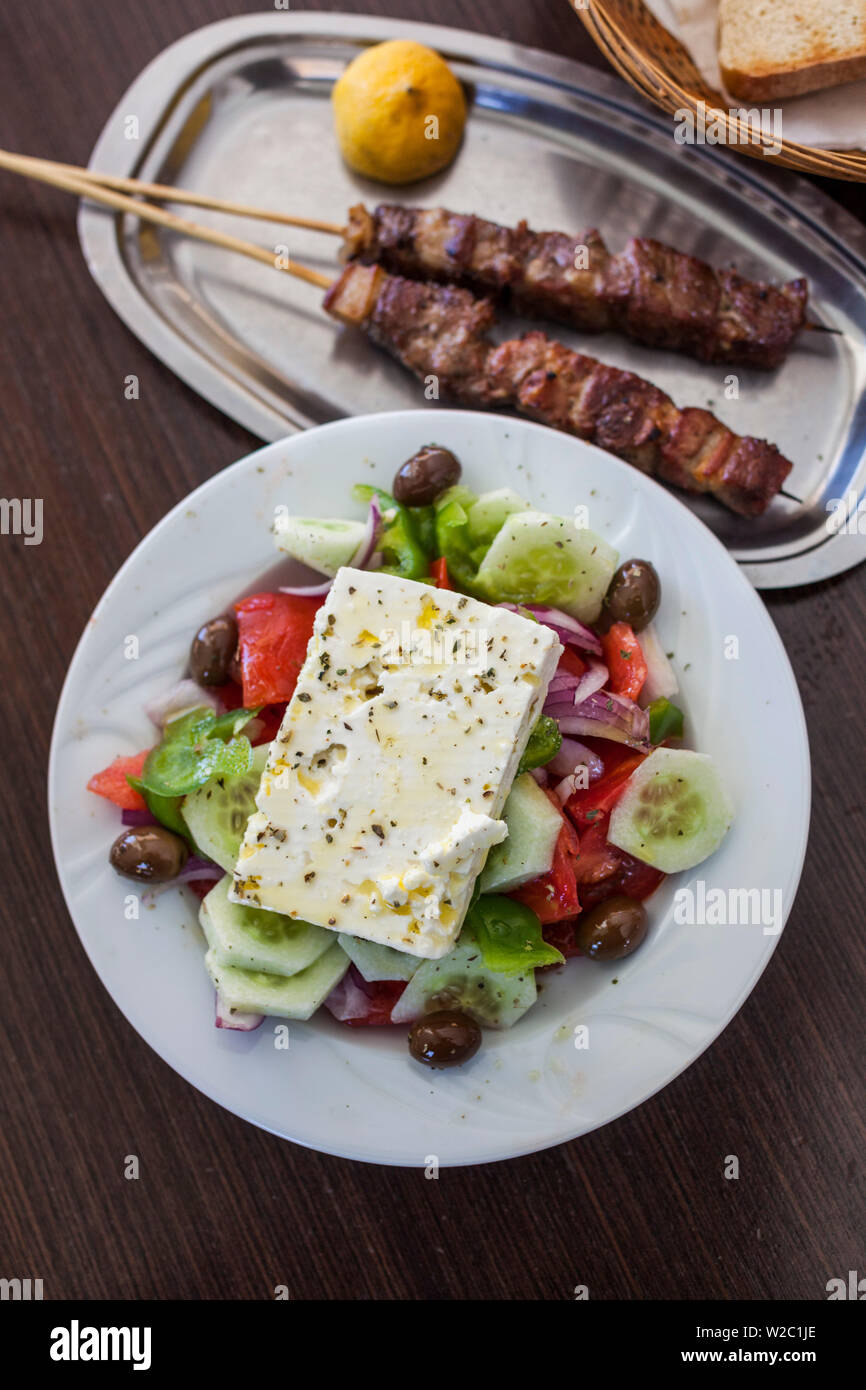 La Grecia, la regione Peloponneso, Corinto, insalata greca e Souvlaki Foto Stock