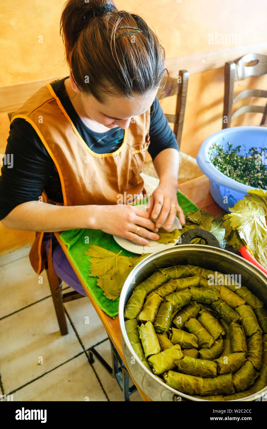 Donna preparare freschi Dolmades - Foglie di vite ripieni. Chania Old Town, Creta Creta Foto Stock