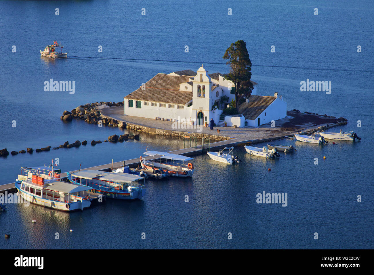 Vista in elevazione a Vlacherna Monastery, KANONI, CORFU, ISOLE IONIE, isole greche, Grecia, Europa Foto Stock