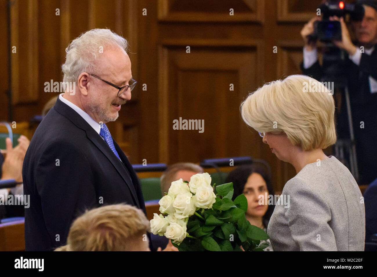 RIGA, Lettonia. Il 8° luglio 2019. RIGA, Lettonia. Il 8° luglio 2019. Inara Murniece (R) Speaker del Parlamento lettone, dando ai fiori di Egils Levits, neo eletto Presidente della Lettonia, giuramento solenne e indirizzo della sessione straordinaria del Saeima (Parlamento lettone). Credito: Gints Ivuskans/Alamy Live News Foto Stock