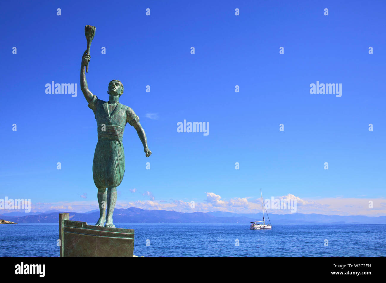 Statua di Giorgos Anemogiannis alla bocca del porto, Gaios Harbour, Paxos, Isole Ionie, isole greche, Grecia, Europa Foto Stock