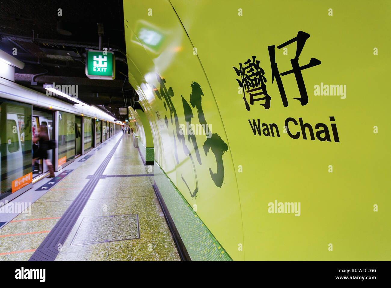 Asia, Cina, Hong Kong, dettaglio di Wan Chai nome stazione di Hong Kong Mass Transit Railway (MTR) Foto Stock