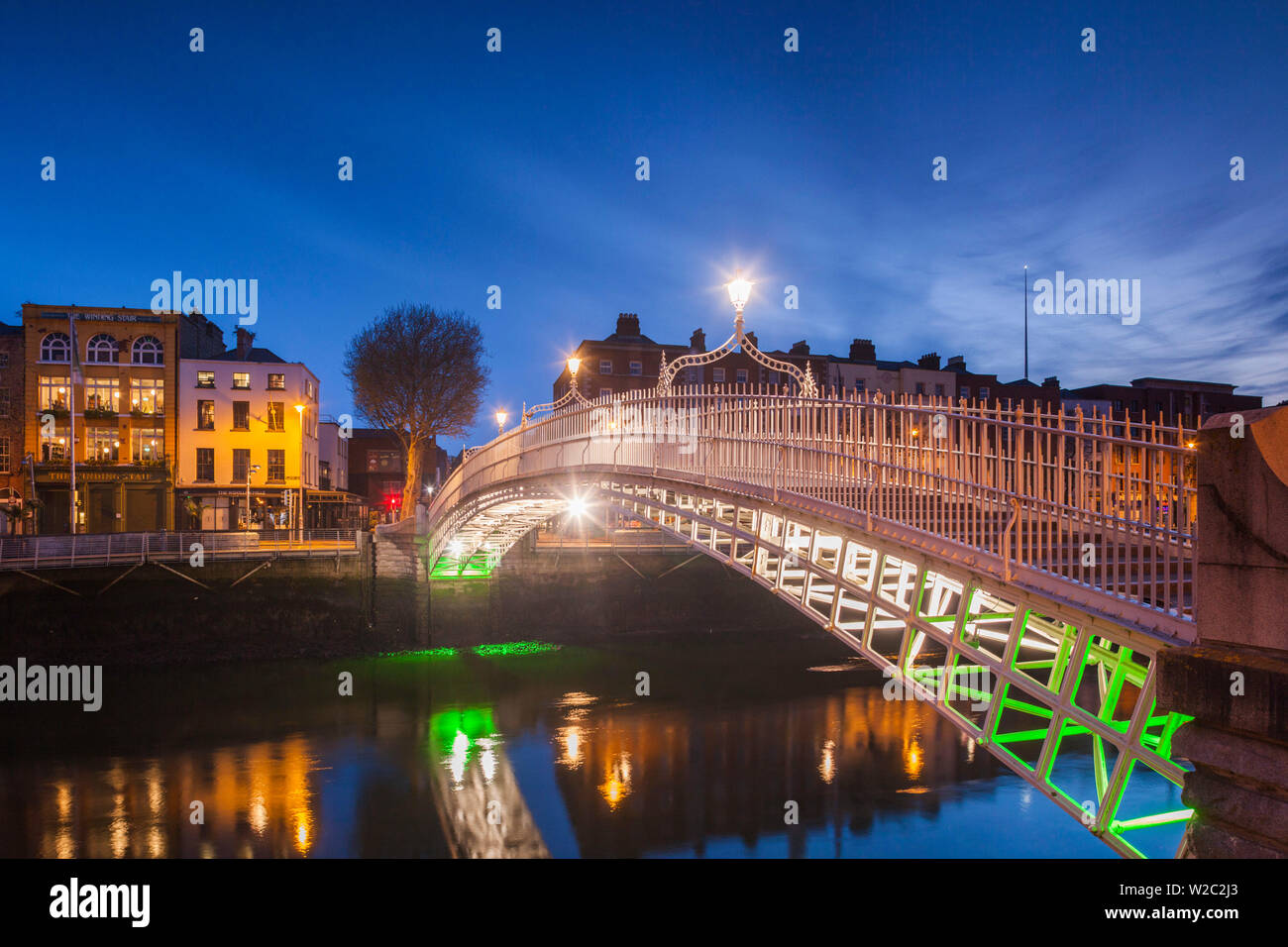 Irlanda, Dublino, Hapenny ponte sopra il fiume Liffey, alba Foto Stock
