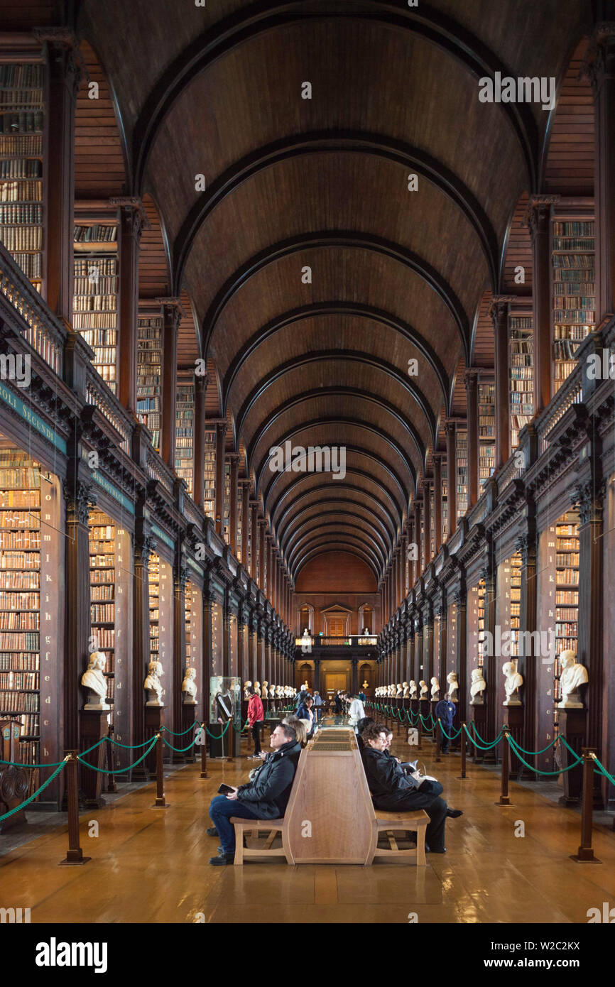 Irlanda, Dublino Trinity College, il vecchio edificio della biblioteca, sala lunga, interno Foto Stock