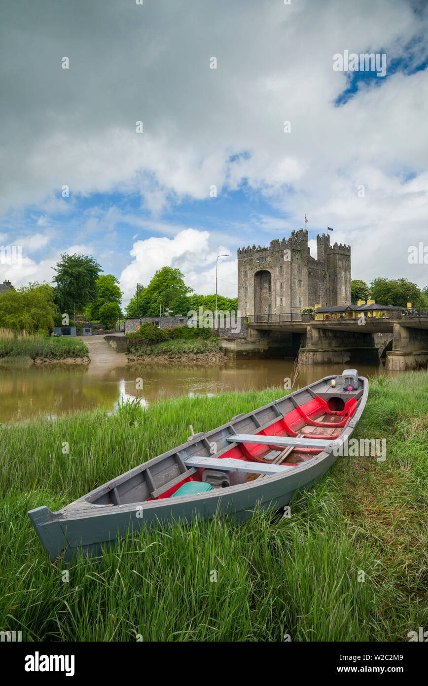 Irlanda, County Clare, Bunratty, il Castello di Bunratty, XIII secolo Foto Stock