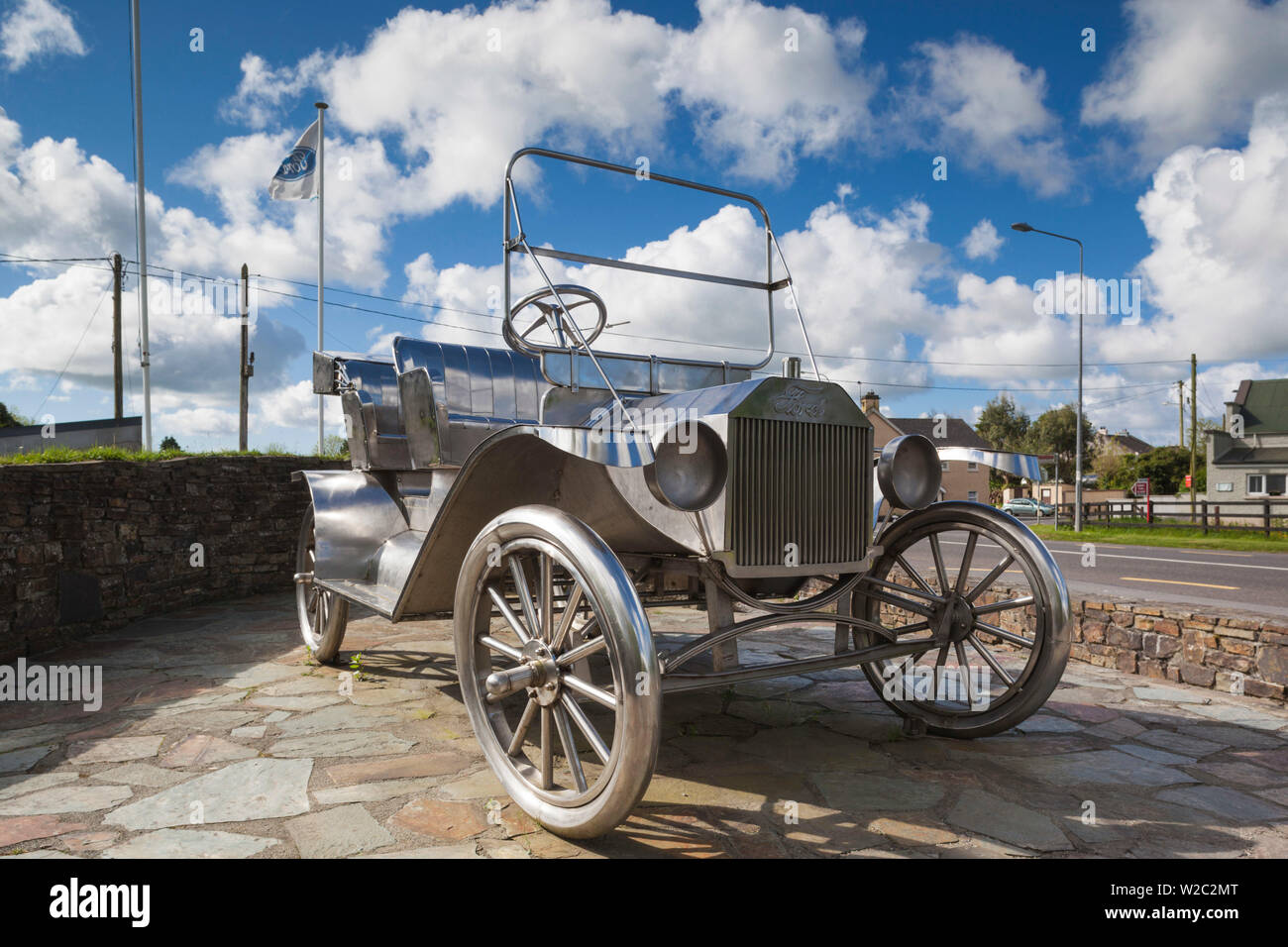 L'Irlanda, nella contea di Cork, Ballinascarthy, luogo di nascita di noi del costruttore di automobili Henry Ford in acciaio inossidabile Ford Modello T monumento Foto Stock