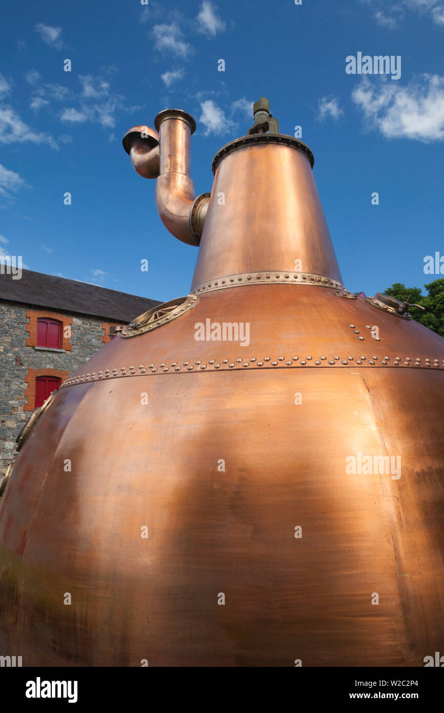 L'Irlanda, nella contea di Cork, Midleton, Jameson Irish Whiskey Distillery, rame massiccio distillando bollitore Foto Stock