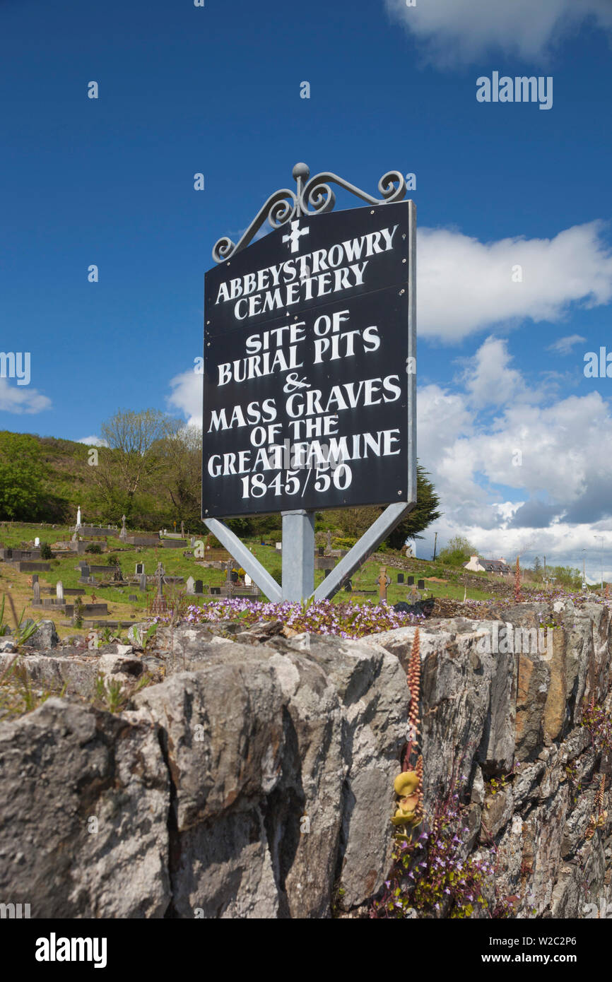 L'Irlanda, nella contea di Cork, Skibbereen, Abbeystrowry cimitero, Memorial a diecimila morti durante la carestia irlandese, 1845-1850 Foto Stock