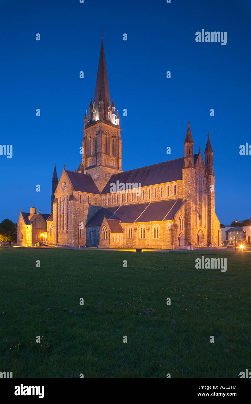 L'Irlanda, nella contea di Kerry, Ring of Kerry, Killarney, St. Mary Cattedrale Cattolica, esterna, crepuscolo Foto Stock