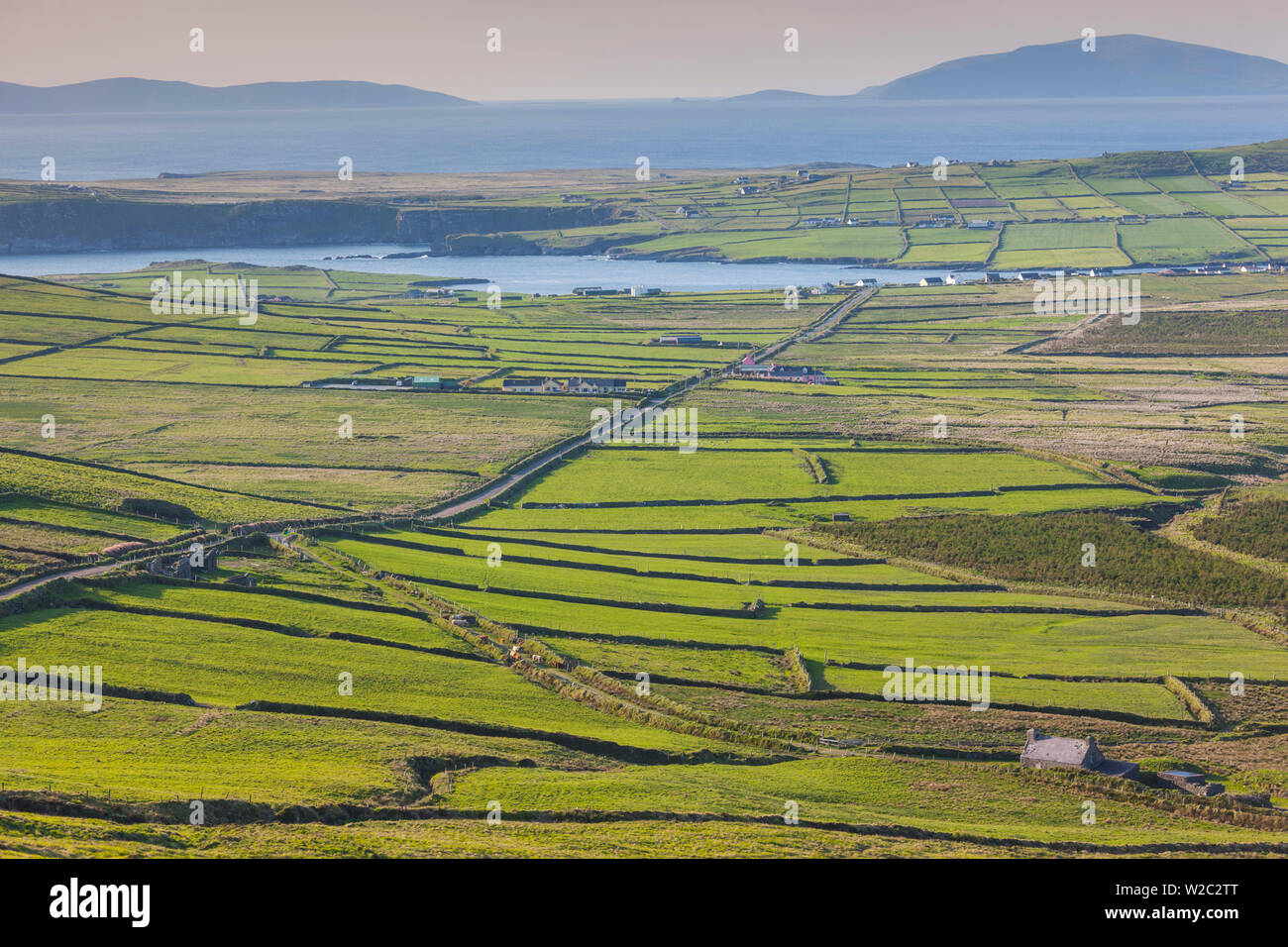 L'Irlanda, nella contea di Kerry, Ring of Kerry, Portmagee, elevati il paesaggio costiero Foto Stock