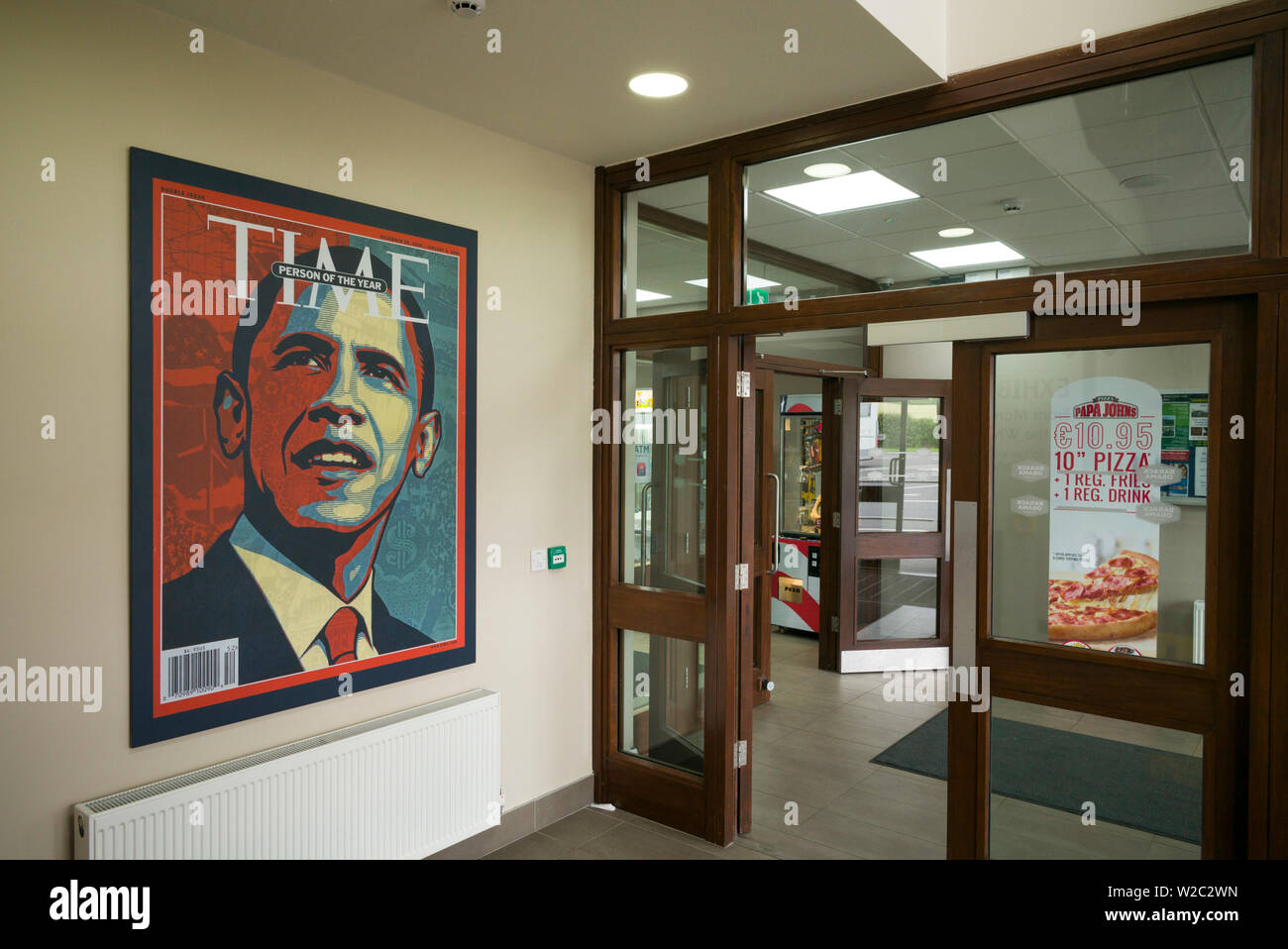 L'Irlanda, nella contea di Offaly, Moneygall, autostrada plaza denominato per il Presidente degli Stati Uniti Barack Obama, Barack Obama Plaza, Obama visita museo, Time magazine copertina Foto Stock