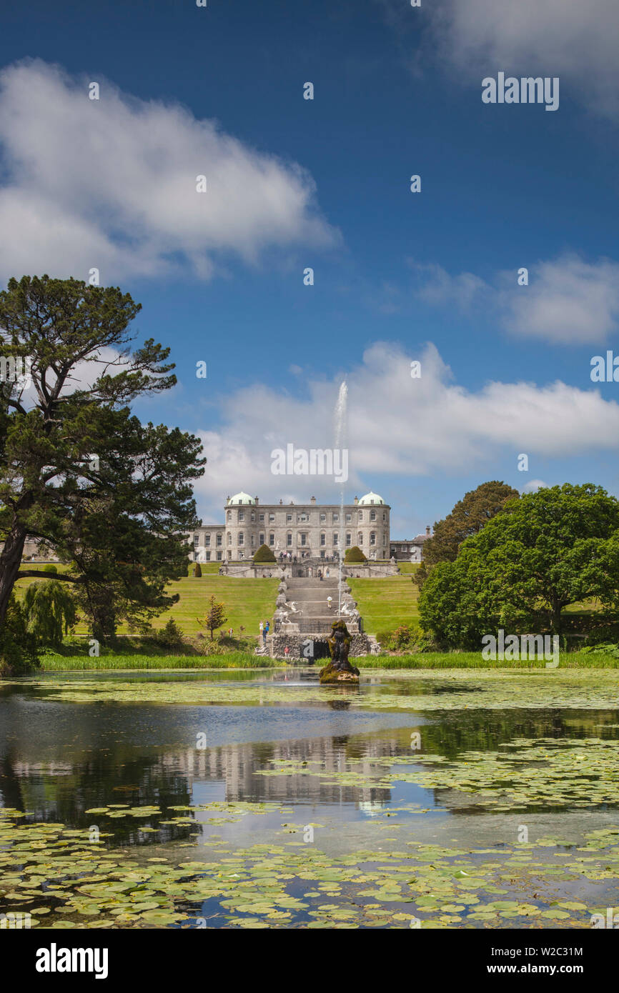 Irlanda, County Wicklow, Enniskerry, al Powerscourt Estate, al Powerscourt House da Triton Lago Foto Stock