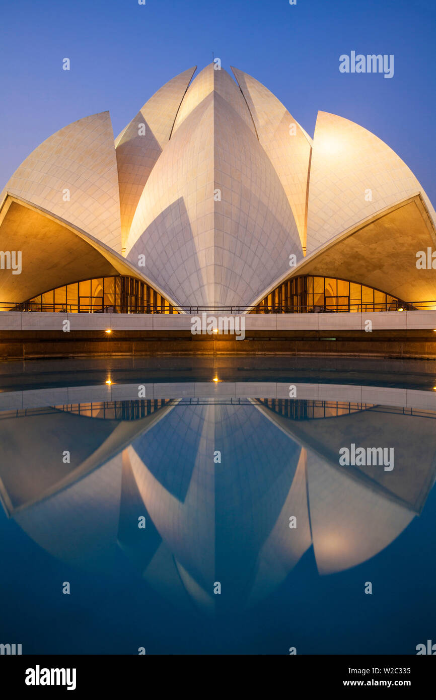 India, Delhi, New Delhi, Bahai casa di culto noto come il Tempio del Loto al crepuscolo Foto Stock