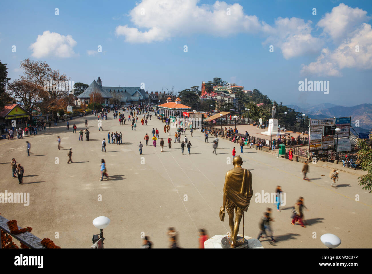 India, Himachal Pradesh, Shimla, la cresta, oro statua del Mahatma Gandhi Foto Stock