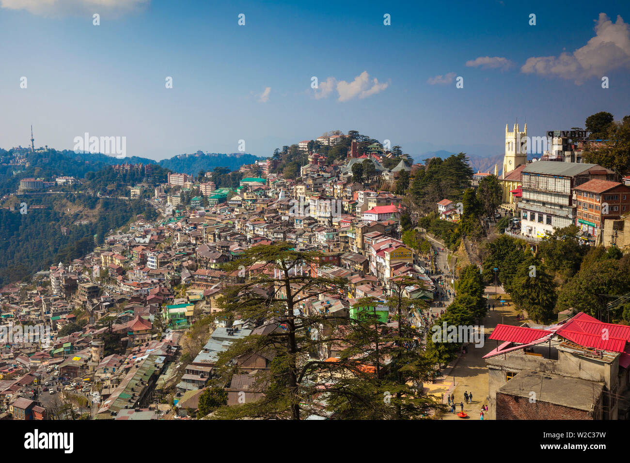 India, Himachal Pradesh, Shimla, vista della cresta e la Chiesa di Cristo, il Mall e in lontananza la Torre della TV Foto Stock