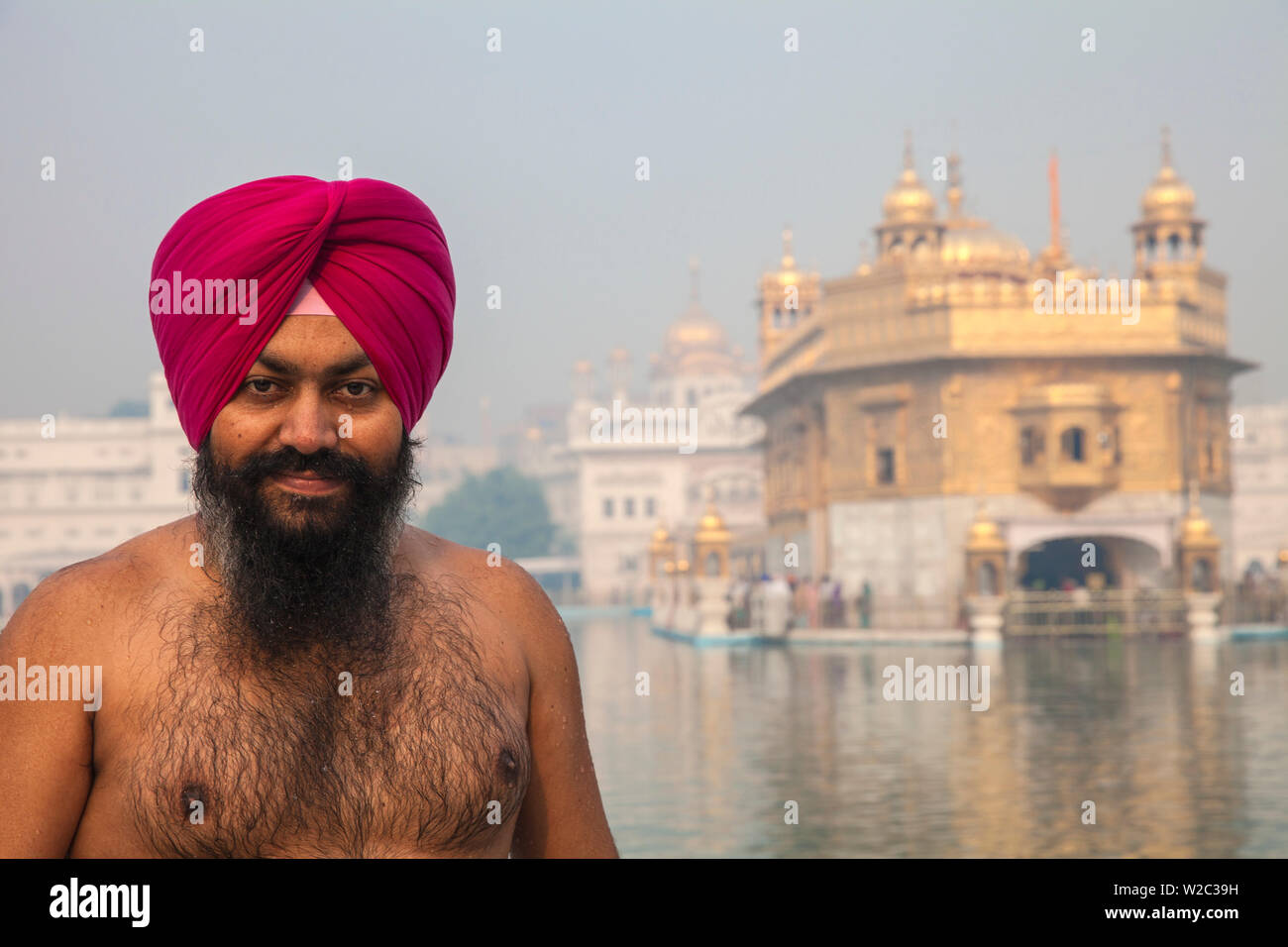 Ndia Punjab, Amritsar e pellegrini al Harmandir Sahib, noto come il Tempio d'oro all'alba Foto Stock