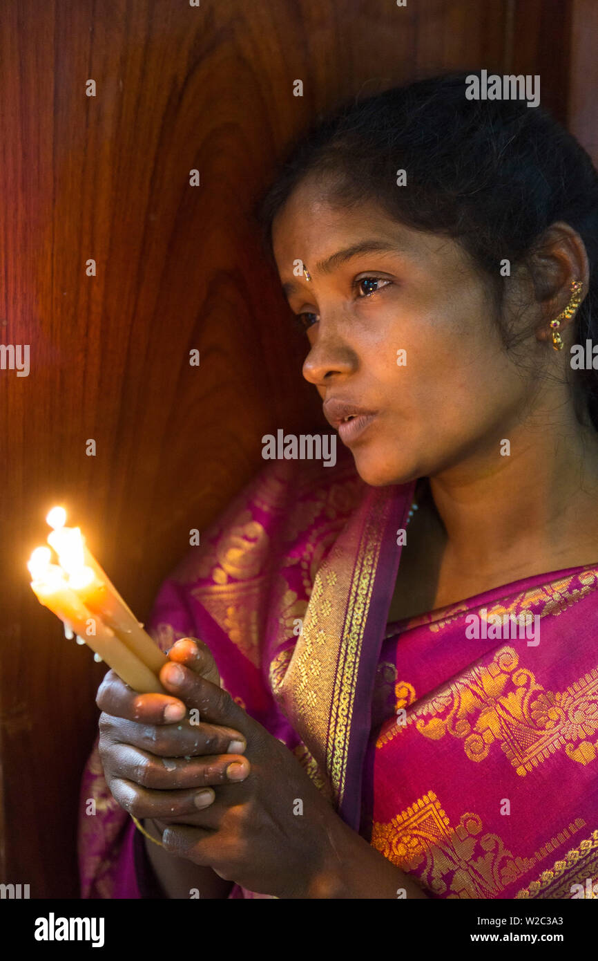 Donna che mantiene le candele, Chiesa di Santa Maria, George Town, Chennai (Madras), Tamil Nadu, India Foto Stock