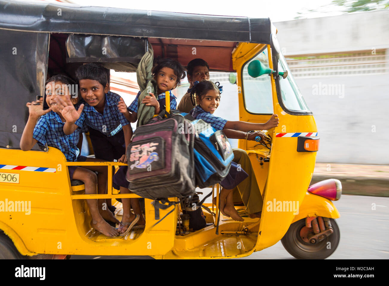 La scuola dei bambini in auto-rickshaw, Pondicherry, Tamil Nadu, India Foto Stock