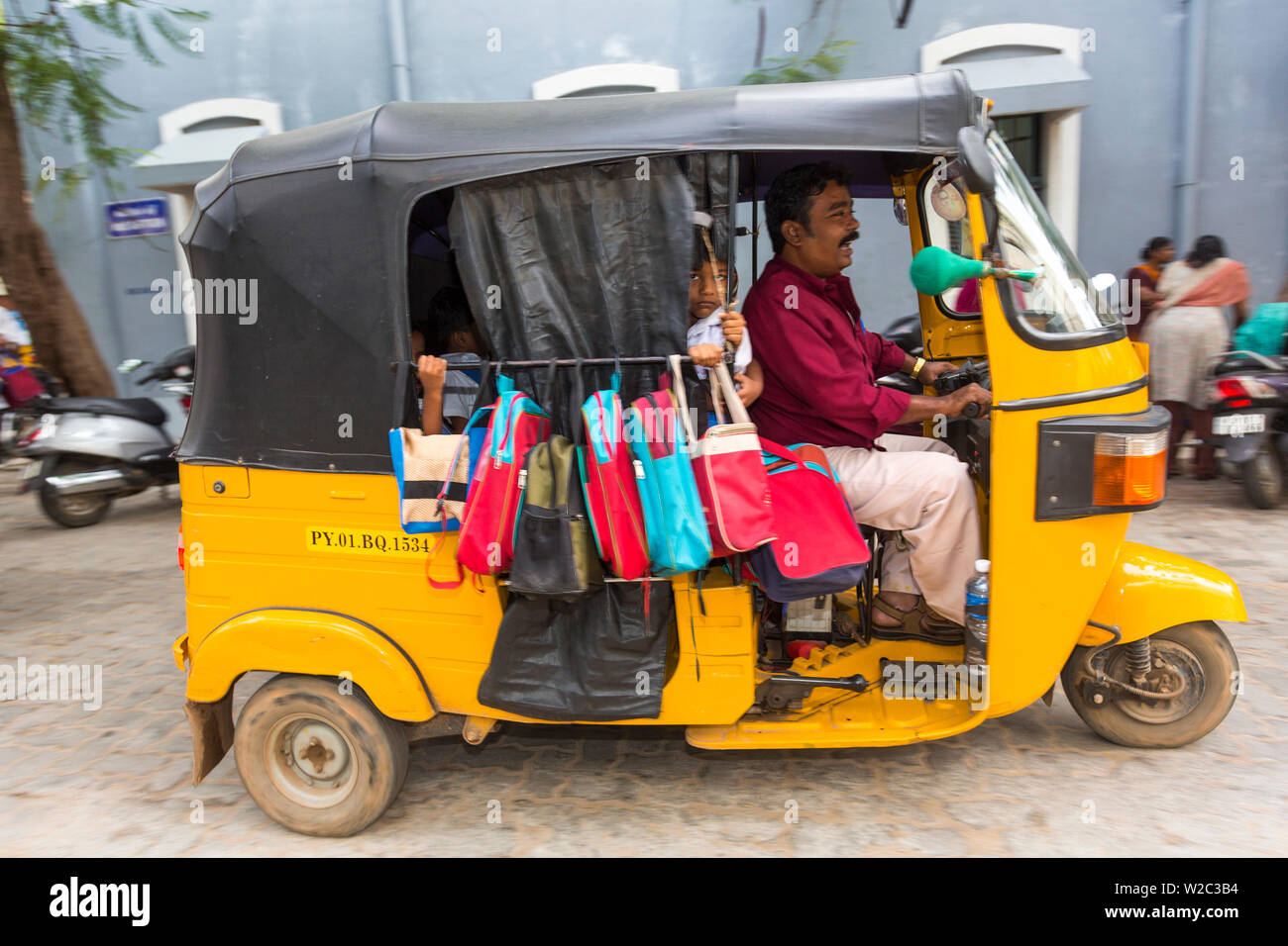 Auto-rickshaw tenendo i bambini a scuola, Pondicherry, (Puducherry), Tamil Nadu, India Foto Stock