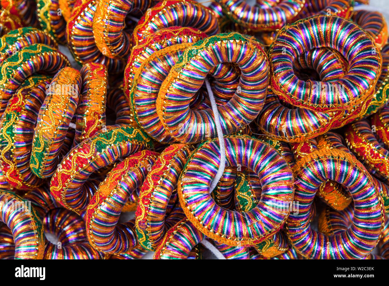 India Rajasthan, Pushkar, cavigliere per la vendita in negozio a Pushkar Camel Fair Foto Stock