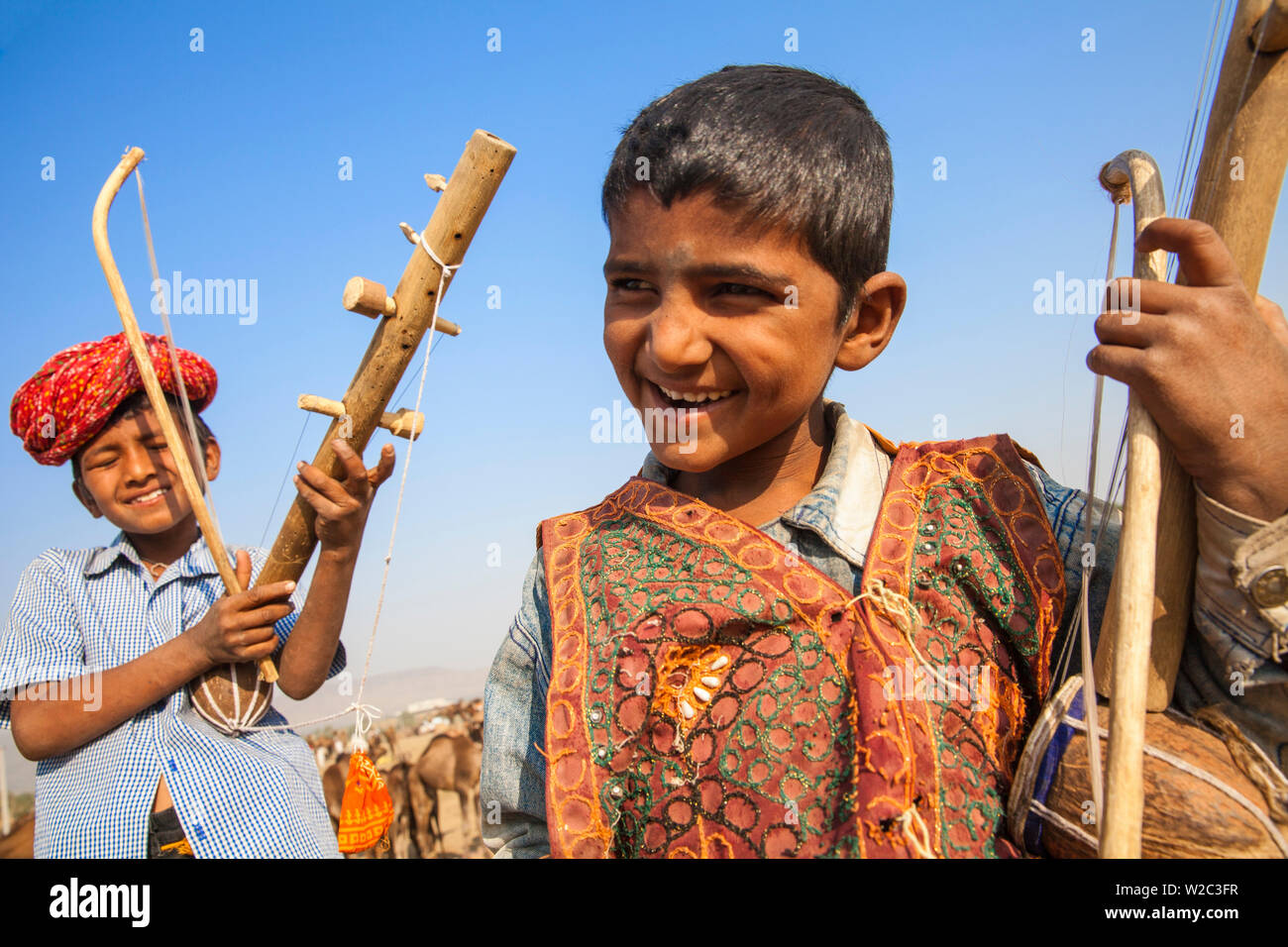 India Rajasthan, Pushkar, Pushkar Camel Fair, vagare menestrello Foto Stock