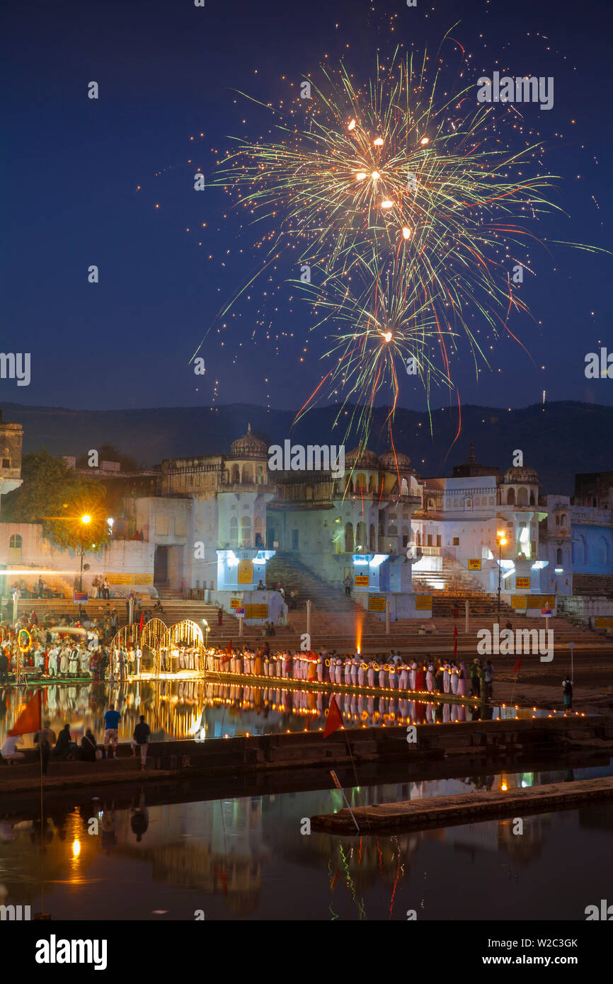 India Rajasthan, Pushkar, fuochi d'artificio a Lakeside cerimonia durante il Pushkar Camel Fair Foto Stock