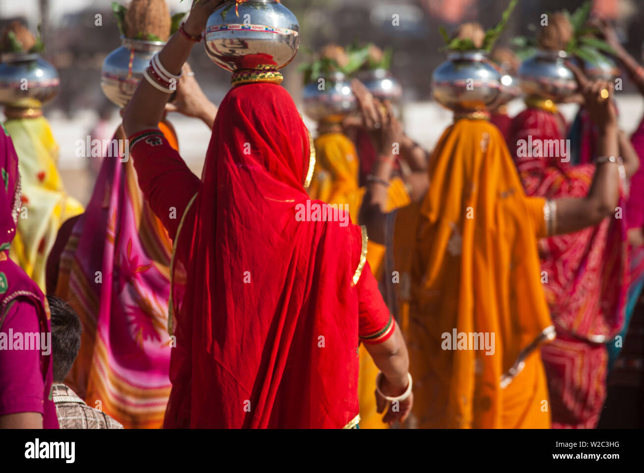 India Rajasthan, Pushkar, donne che indossano sari colorati a Pushkar Camel Fair Foto Stock