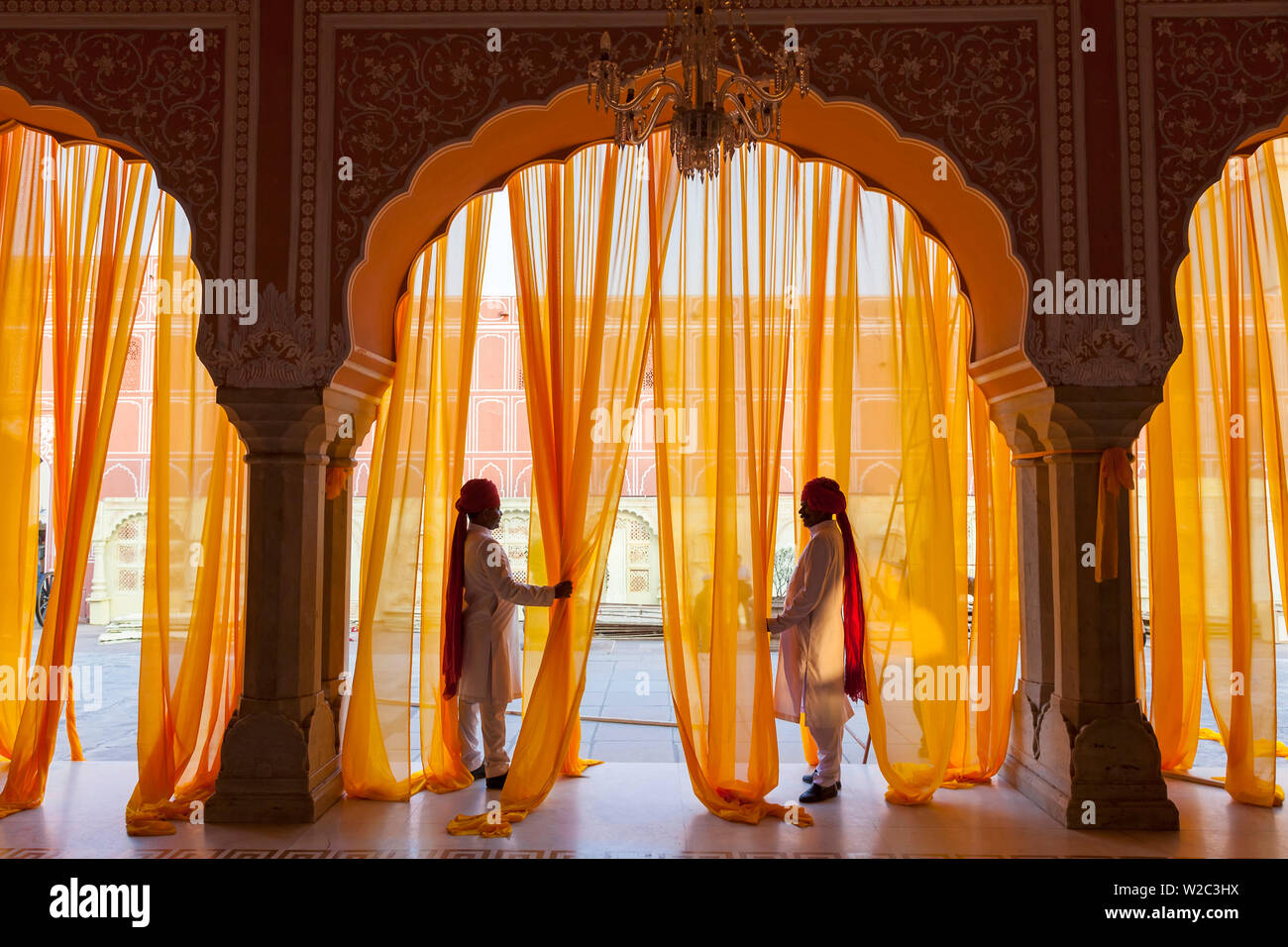 Palace attendents, Chandra Mahal (City Palace), Jaipur, Rajasthan, India. Foto Stock