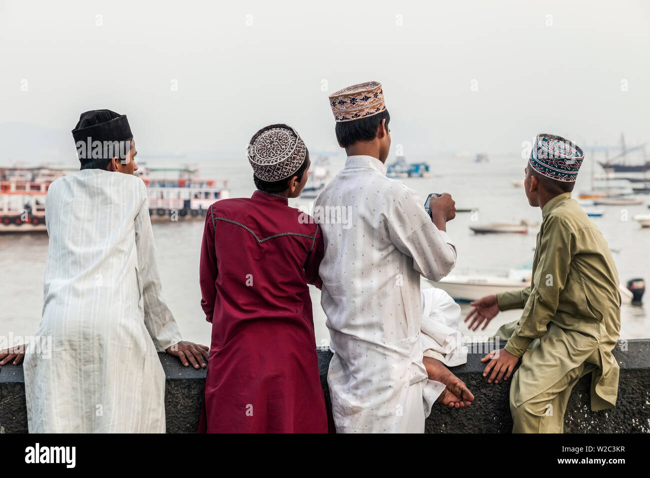 Ragazzi musulmani sul fronte mare, Mumbai (Bombay), India Foto Stock