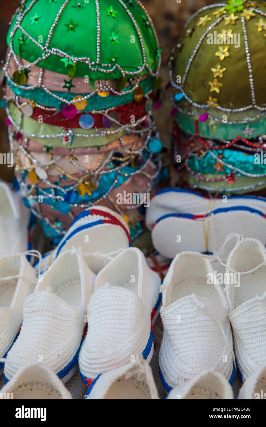 Iraq Kurdistan, Erbil, cappelli e scarpe a Qaysari Bazaar Foto Stock