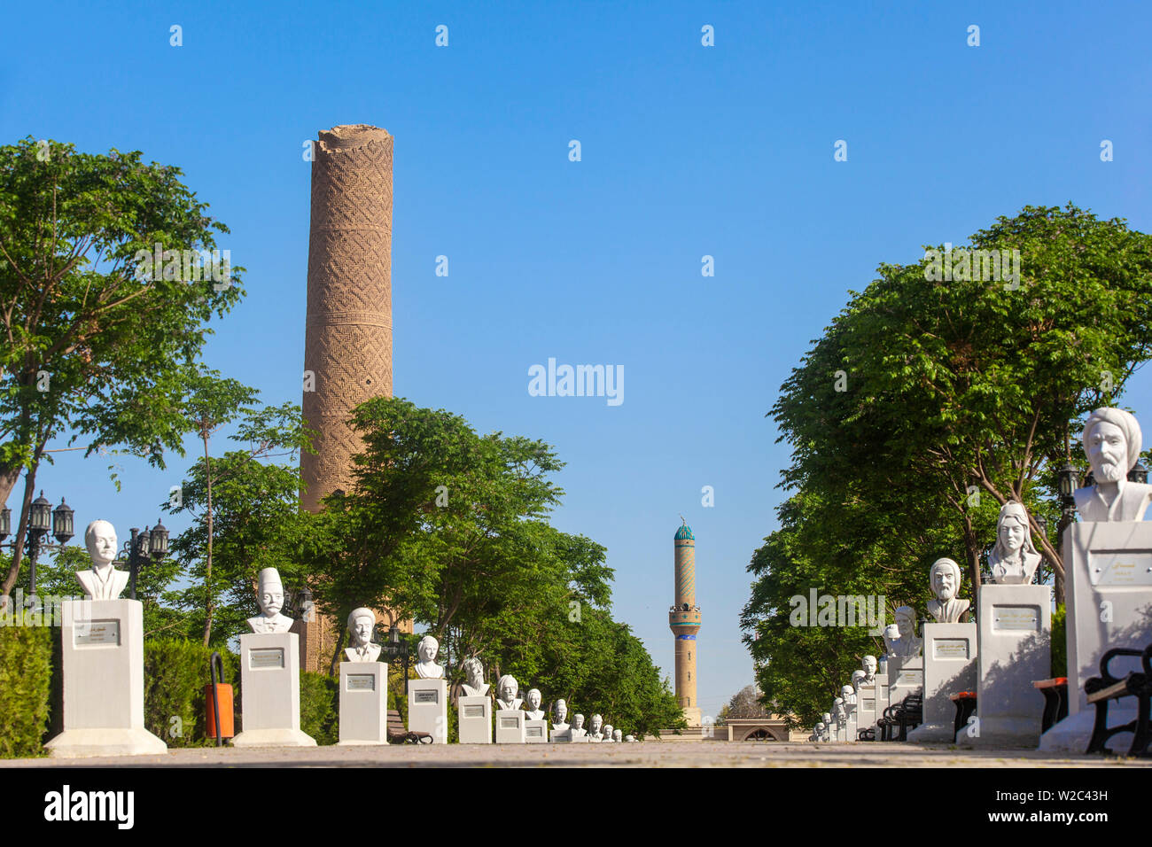 L'Iraq, Kurdistan, Erbil, minare Park, scultura di figure curda che conduce al minareto Choli noto anche come minareto Mudhafaria Foto Stock