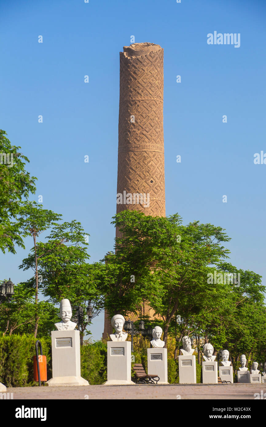 L'Iraq, Kurdistan, Erbil, minare Park, scultura di figure curda che conduce al minareto Choli noto anche come minareto Mudhafaria Foto Stock