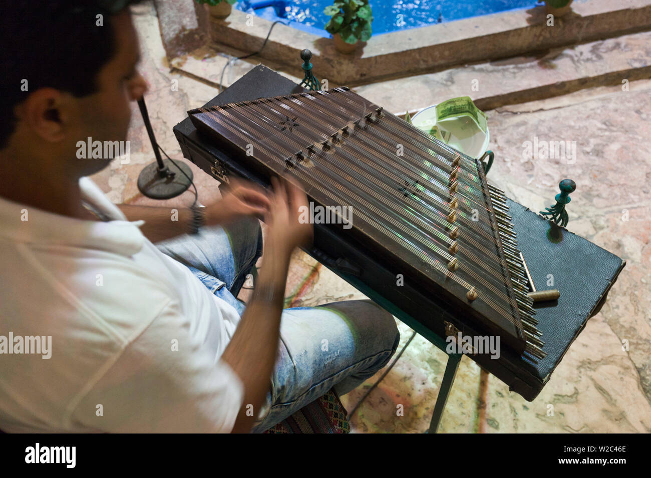 Iran Iran sudorientale, Kerman, da estremità a estremità Bazaar, teahouse e musicisti tradizionali giocando su Santur, persiano dulcimer Foto Stock