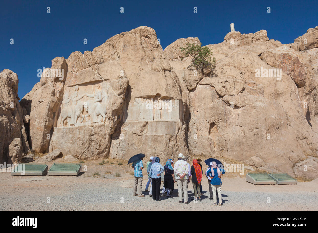 Iran, Central Iran, Shiraz, Naqsh-e Rostam, Sassanian rilievi in pietra tagliata in montagna Foto Stock