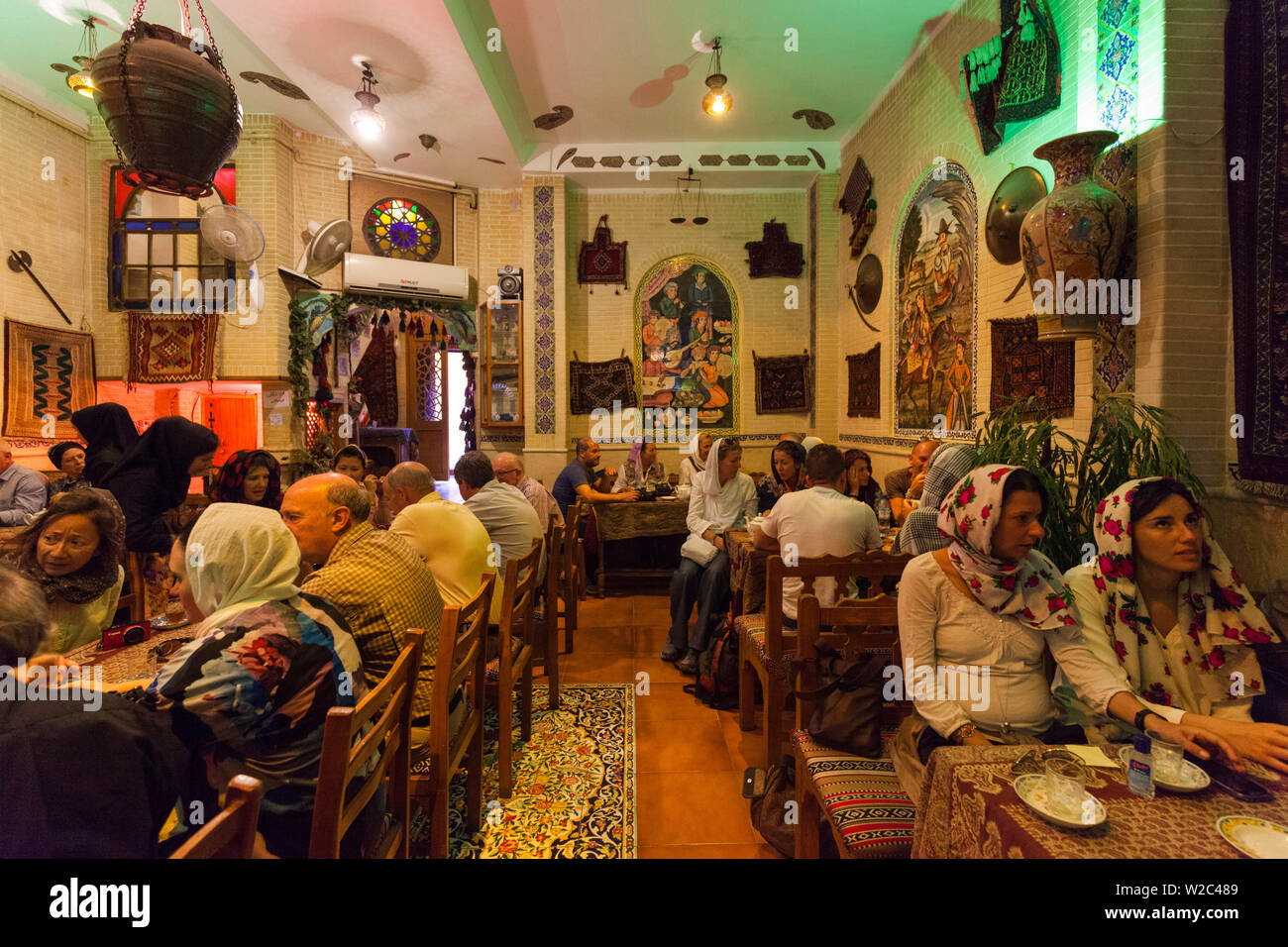 Iran, Central Iran, Shiraz, bazar-e mercato Vakil, tea house interno Foto Stock