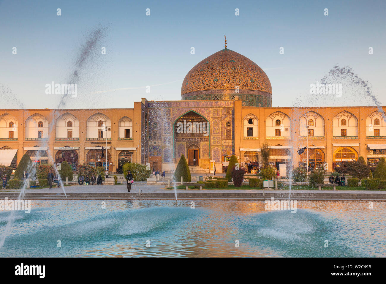 Iran, Central Iran, Esfahan, Naqsh-e JAHAN Imam Square, fontane, tardo pomeriggio Foto Stock