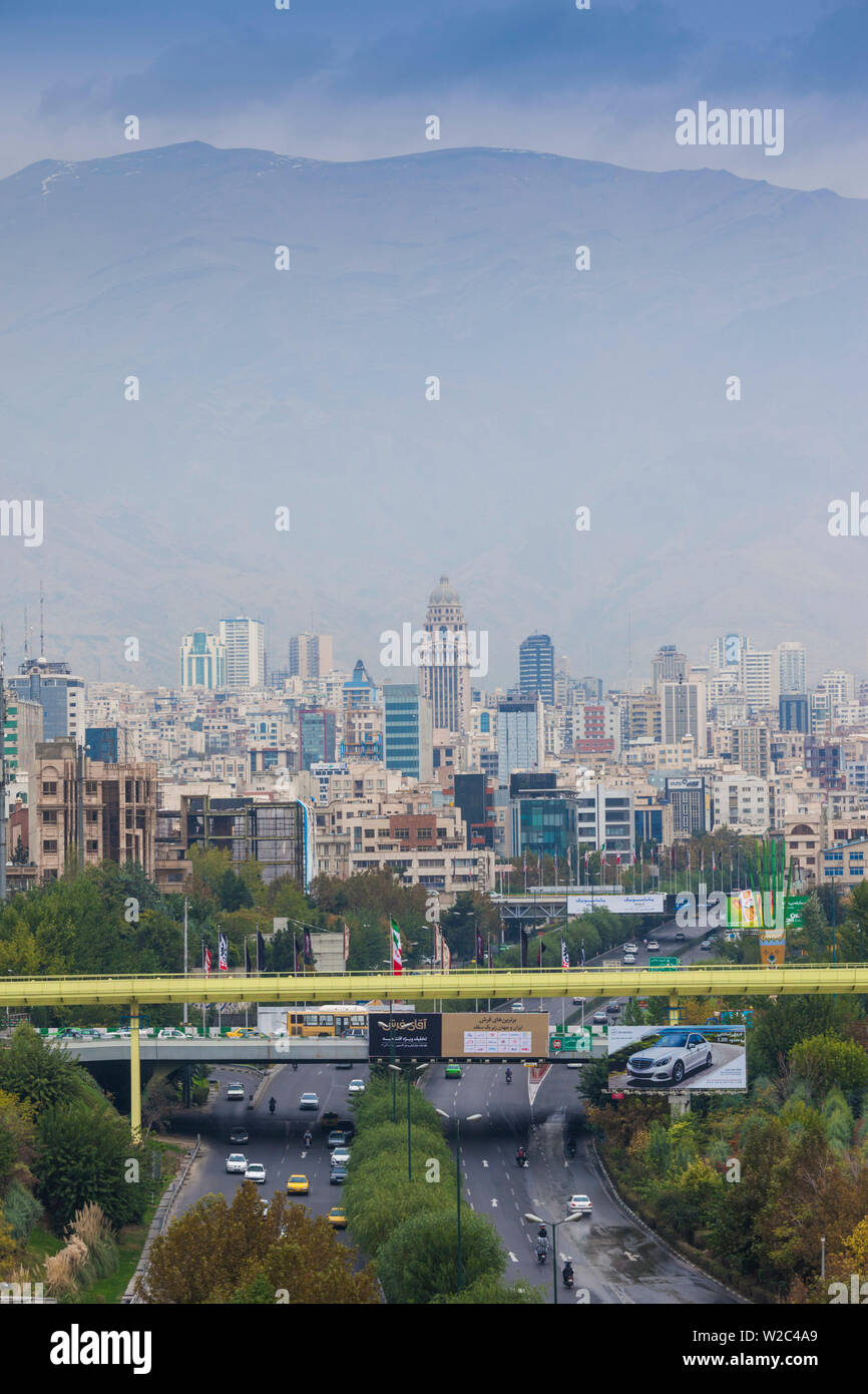 Iran, Teheran dello skyline della città dalla Pole e natura Tabiat Bridge Foto Stock