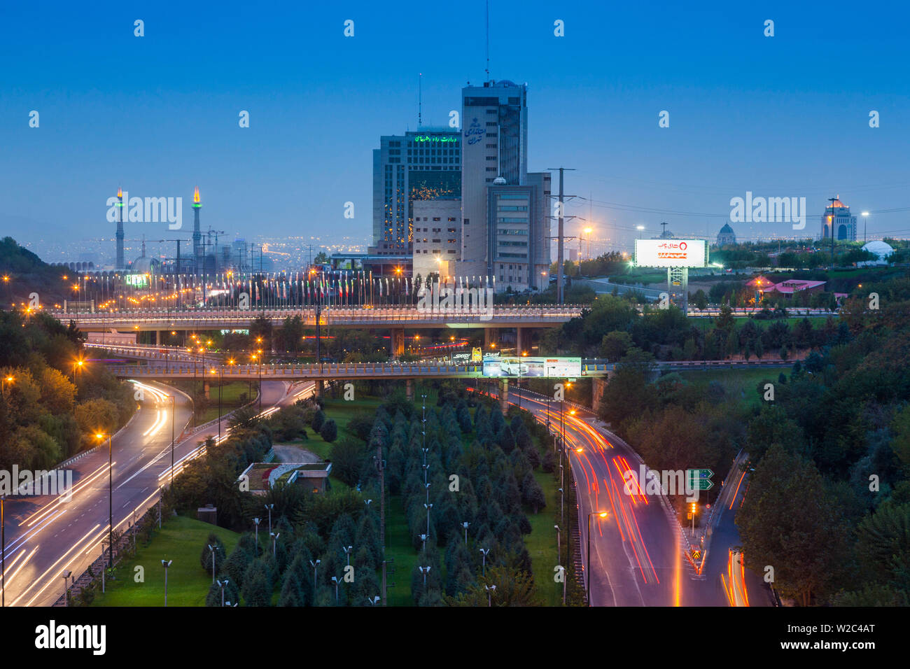Iran, Teheran dello skyline della città dalla Pole e natura Tabiat Bridge, crepuscolo Foto Stock
