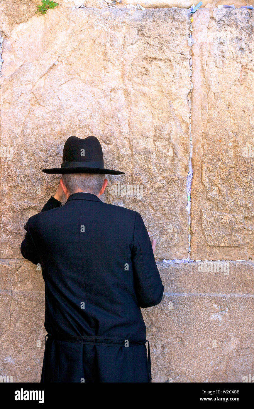 Adoratore presso il Muro Occidentale di Gerusalemme, Israele, Medio Oriente Foto Stock