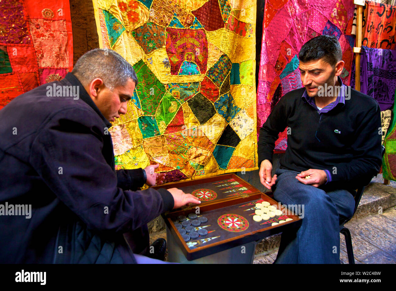 Gli uomini di giocare a Backgammon nella vecchia Gerusalemme, Gerusalemme, Israele, Medio Oriente Foto Stock
