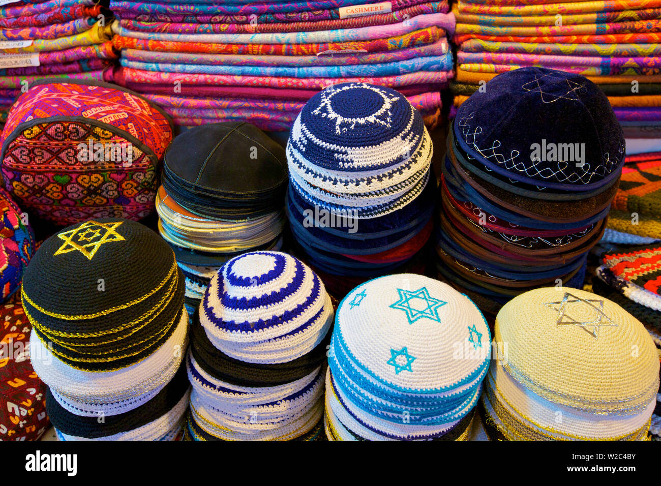 Kippahs per la vendita nel mercato nella Città Vecchia di Gerusalemme, Israele Foto Stock