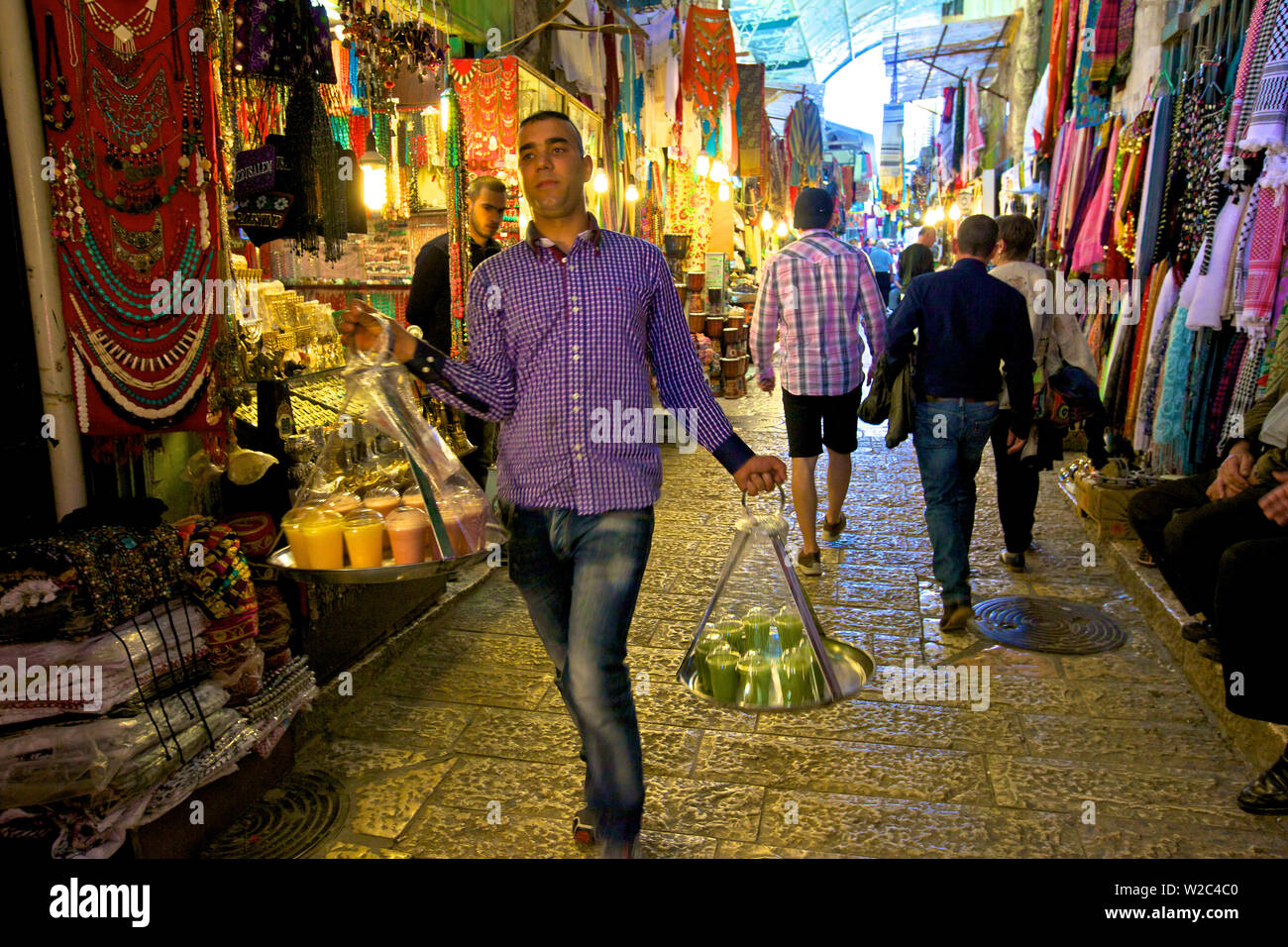 Fornitore di bevande nel Mercato nella Città Vecchia di Gerusalemme, Israele, Medio Oriente Foto Stock