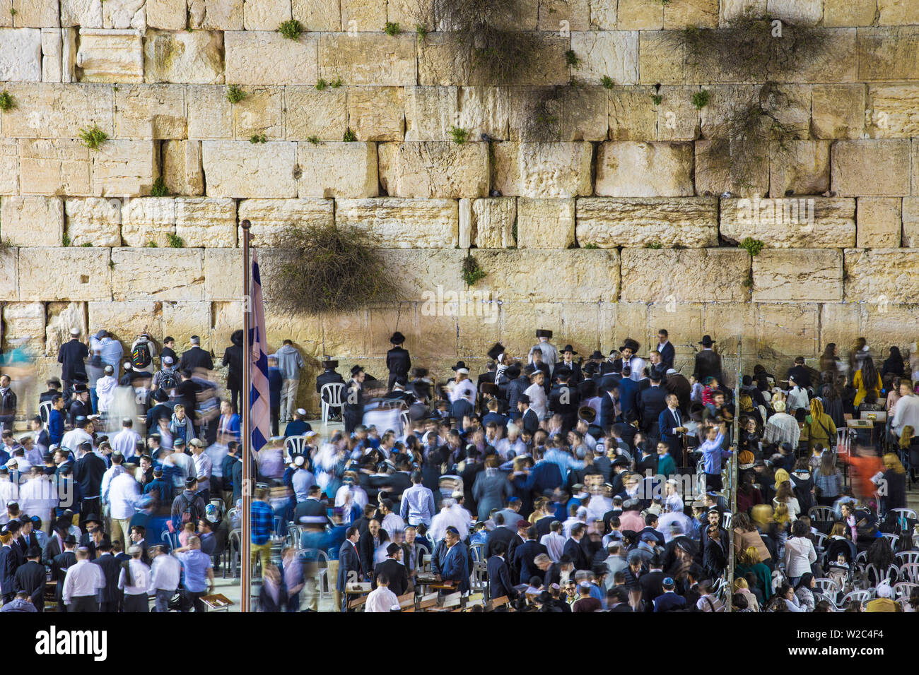 Israele, Gerusalemme, adoratori presso il Muro del pianto Foto Stock