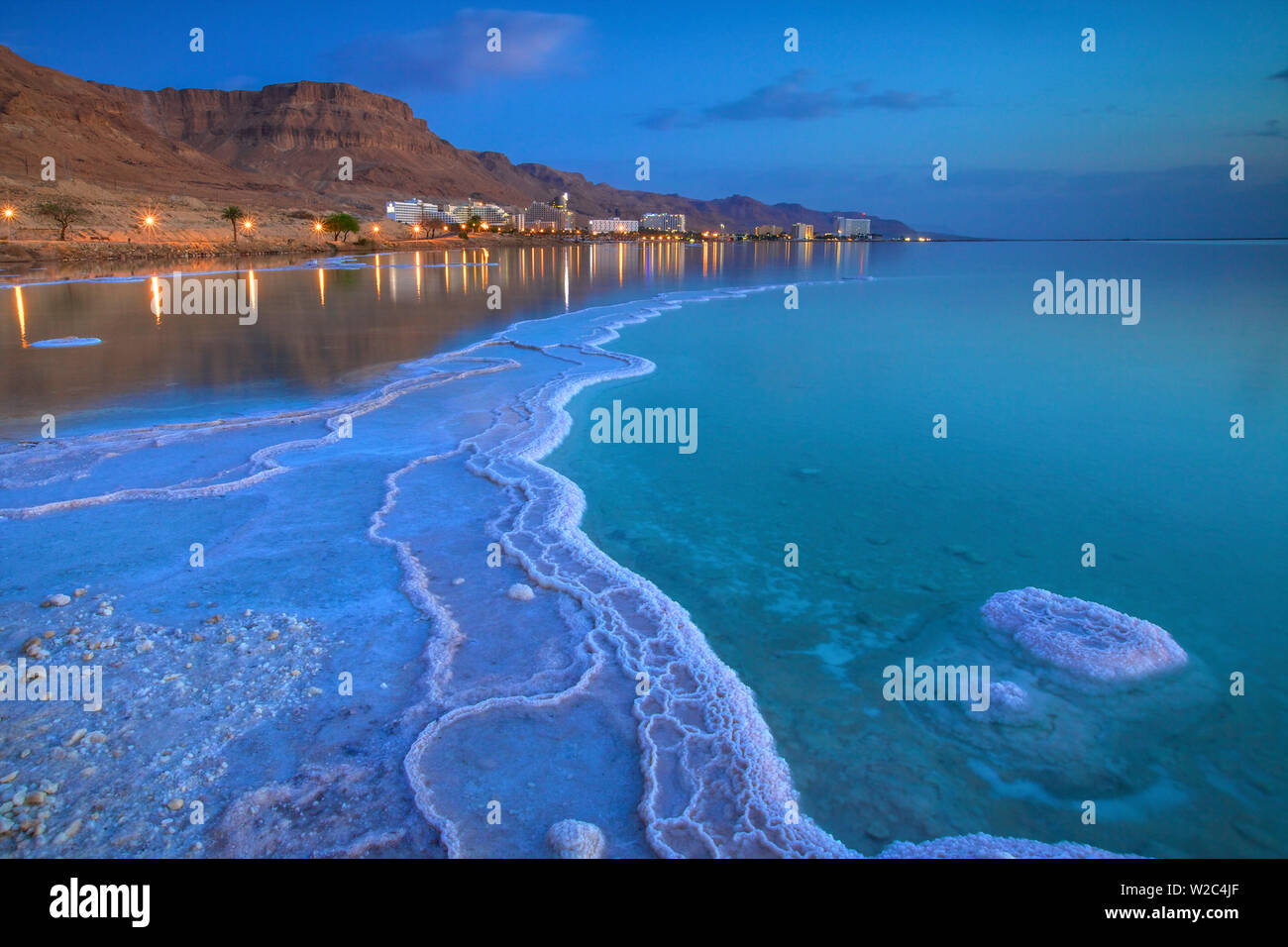 Deposito di sale in primo piano guardando verso Ein Bokek Ein Bokek Dead Sea (più bassa posto sulla terra), Israele Foto Stock